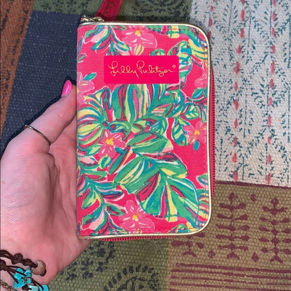 Lilly Pulitzer wristlet 👄